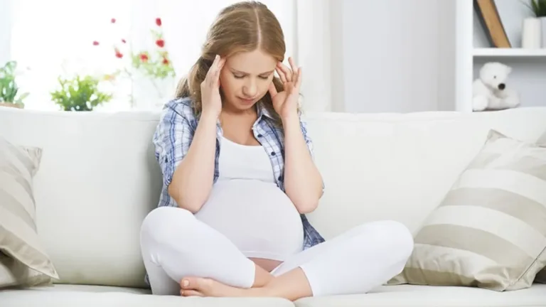 Quelles sont les causes des maux de tête pendant la grossesse et comment peuvent-ils être soulagés ?